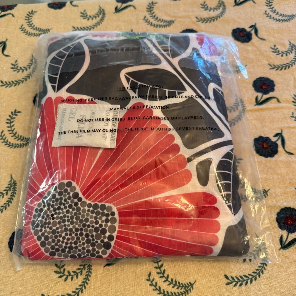 NIP Vera Bradley Collapsible Duffel Bag Cheery Blossom Pattern - Picture 4 of 4